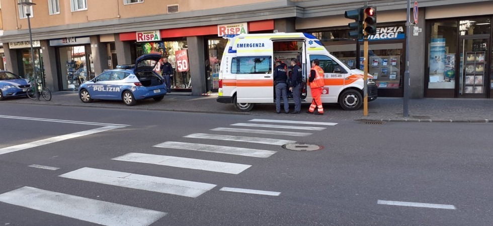 Tenta l'ennesimo furto in pochi giorni nello stesso negozio, fermato sferra un pugno al commesso (VIDEO ALL'INTERNO)